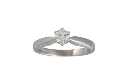 Lot 132 - A DIAMOND SOLITAIRE RING, the brilliant cut...