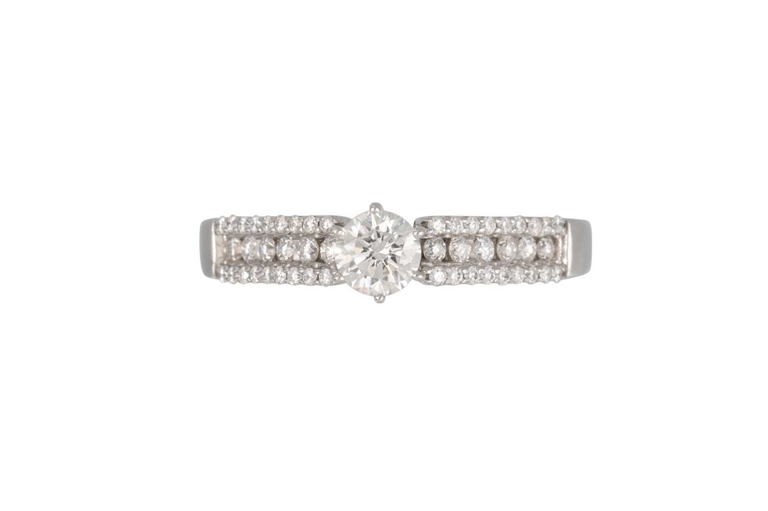 Lot 140 - A DIAMOND SOLITAIRE RING, the brilliant cut...