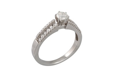 Lot 140 - A DIAMOND SOLITAIRE RING, the brilliant cut...