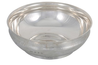 Lot 443 - A SILVER BOWL BY MARIKA MURNAGHAN, of plain...