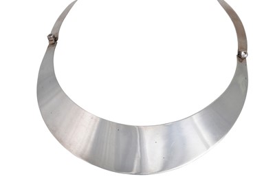 Lot 142 - A STERLING SILVER COLLAR NECKPIECE, set with...