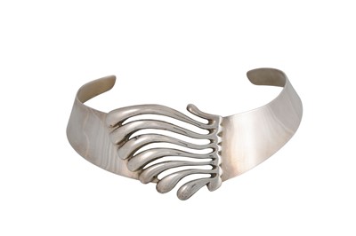 Lot 143 - A STERLING SILVER COLLAR NECKPIECE, with wavy...