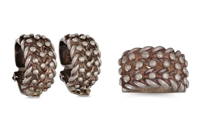 Lot 446 - A SILVER RING, by Marika Murnaghan, curb link...