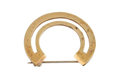 Lot 167 - A GOLD PLATED BROOCH BY MARIKA MURNAGHAN,...