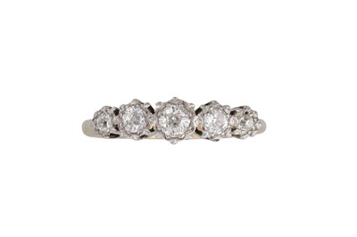 Lot 243 - A FIVE STONE DIAMOND RING, the five graduated...