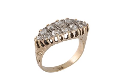 Lot 282 - AN ANTIQUE DIAMOND CLUSTER RING, set with...