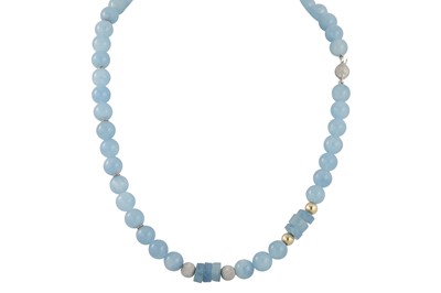 Lot 317 - AN AQUAMARINE BEADED NECKLACE, the aqua beads...