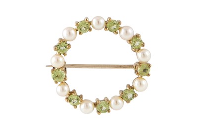 Lot 21 - A PERIDOT AND SEED PEARL CIRCULAR BROOCH,...