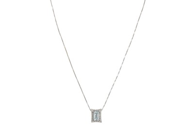 Lot 326 - AN AQUAMARINE AND DIAMOND CLUSTER PENDANT, the...