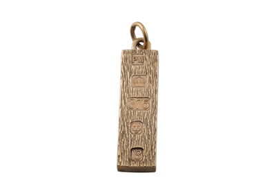 Lot 418 - A 9CT GOLD INGOT PENDANT, with bark finish,...
