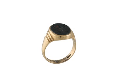 Lot 5 - AN ANTIQUE GENT'S SIGNET RING, mounted in 18ct...