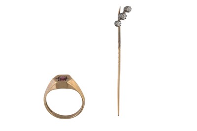 Lot 6 - A GENTS GARNET SET SIGNET RING, mounted in 9ct...