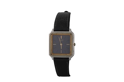 Lot 417 - A MID SIZE SEIKO QUARTZ WRIST WATCH, square...