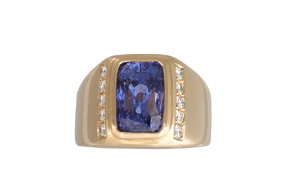 Lot 267 - A SAPPHIRE RING, the dichroic purple/blue...
