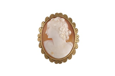 Lot 380 - AN ANTIQUE SHELL CAMEO BROOCH, gold framed,...