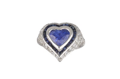 Lot 387 - A SAPPHIRE AND DIAMOND CLUSTER RING, the heart...