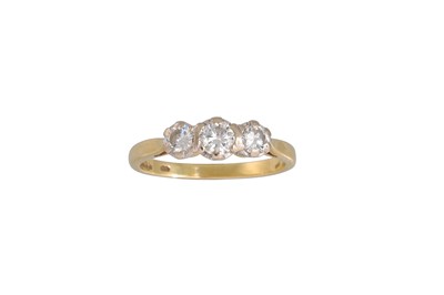 Lot 101 - A THREE STONE DIAMOND RING, the brilliant cut...