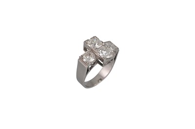 Lot 84 - A MID 20TH CENTURY FOUR STONE DIAMOND RING,...