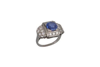 Lot 85 - AN EARLY 20TH CENTURY SAPPHIRE AND DIAMOND...