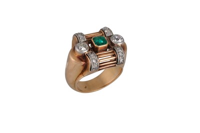 Lot 86 - AN EARLY 20TH CENTURY DIAMOND AND EMERALD RING,...