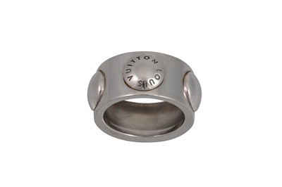Lot 90 - A LOUIS VUITTON EMPREINTE RING, mounted in...