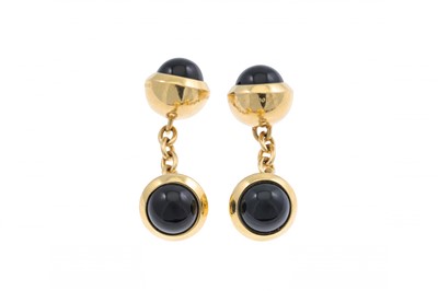 Lot 249 - A PAIR OF 18CT YELLOW GOLD AND ONYX SET CUFF...
