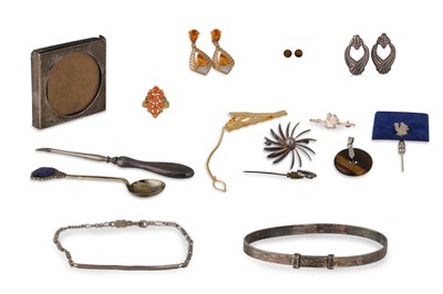 Lot 96 - A TIGER'S EYE PENDANT AND MATCHING EARRINGS,...