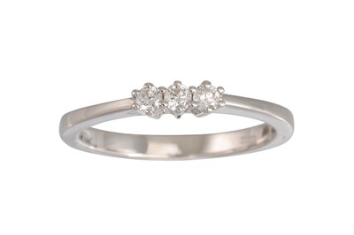 Lot 151 - A THREE STONE DIAMOND RING, the brilliant cut...