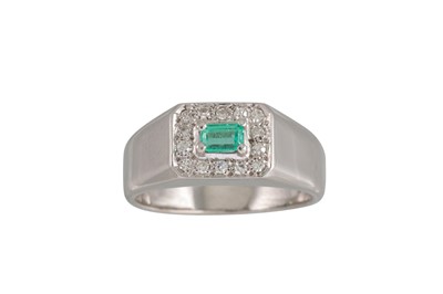 Lot 154 - A DIAMOND AND EMERALD SIGNET RING, mounted in...