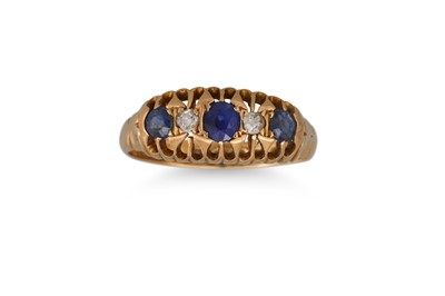 Lot 90 - AN ANTIQUE DIAMOND AND SAPPHIRE FIVE STONE...