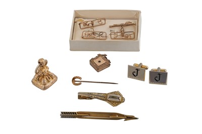 Lot 228 - A VINTAGE 9CT GOLD FOB, set with blood stone,...