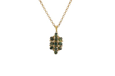 Lot 265 - AN UNUSUAL GREEN SAPPHIRE AND DIAMOND CLUSTER...