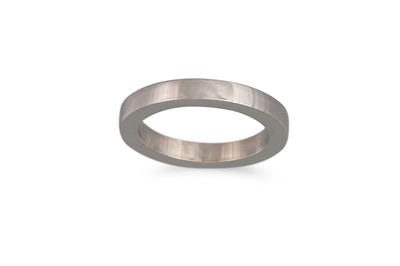 Lot 227 - A PLATINUM BAND RING, 8 g, size K-L