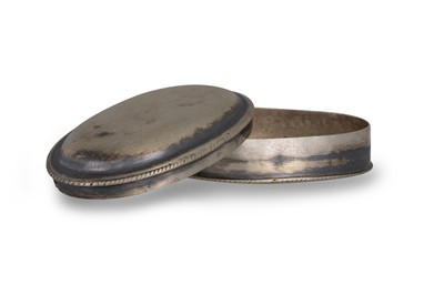 Lot 91 - AN ANTIQUE CONTINENTAL SILVER OVAL SNUFF BOX,...