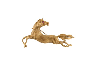 Lot 289 - AN 18CT GOOD BROOCH, in the form of a...