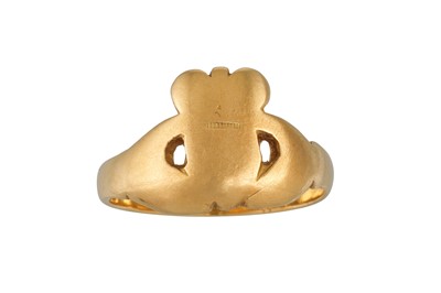 Lot 290 - AN 18CT GOLD CLADDAGH RING, 4.2 g, size: L - M