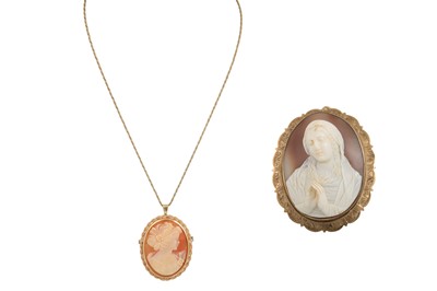 Lot 29 - A 9CT GOLD CAMEO BROOCH, depicting a lady, on...