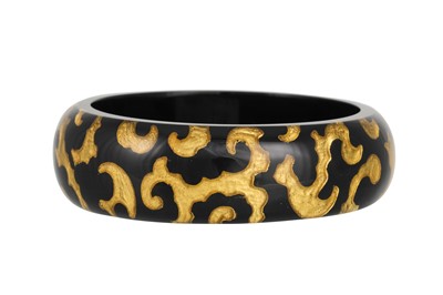 Lot 53 - A RESIN BRACELET, with 24ct gold leaf...