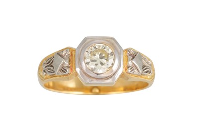 Lot 63 - A VINTAGE DIAMOND SOLITAIRE RING, the...