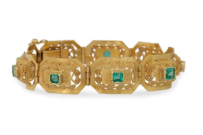 Lot 306 - AN EMERALD SET PANEL BRACELET, each panel with...