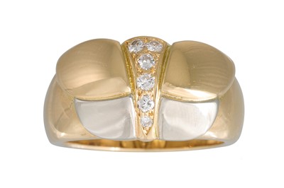 Lot 267 - A DIAMOND SET RING, mounted in 18ct yellow...