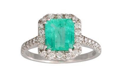 Lot 268 - AN EMERALD AND DIAMOND CLUSTER RING, the...