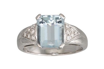 Lot 280 - AN AQUAMARINE RING, the rectangular stone to...