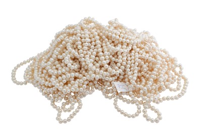Lot 16 - A LARGE QUANTITY OF WHITE CULTURED AND RIVER...