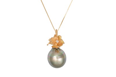 Lot 52 - A DIAMOND AND TAHITIAN PEARL PENDANT, the...