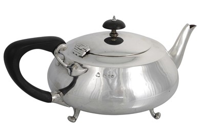 Lot 192 - A HANDSOME EDWARDIAN SILVER TEAPOT, of low...