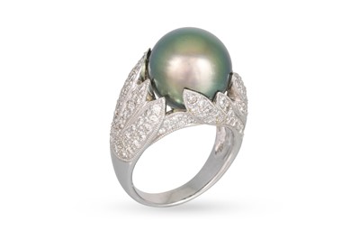 Lot 24 - A TAHITIAN BLACK PEARL AND DIAMOND SET RING,...