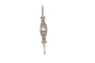 Lot 29 - A DIAMOND SET BAR BROOCH, the old cut centre...