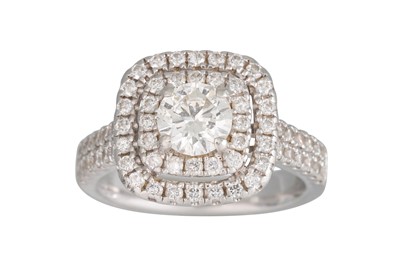 Lot 20 - A DIAMOND CLUSTER RING, the centre round...