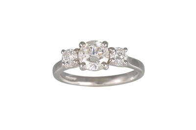 Lot 367 - A THREE STONE DIAMOND RING, the brilliant cut...